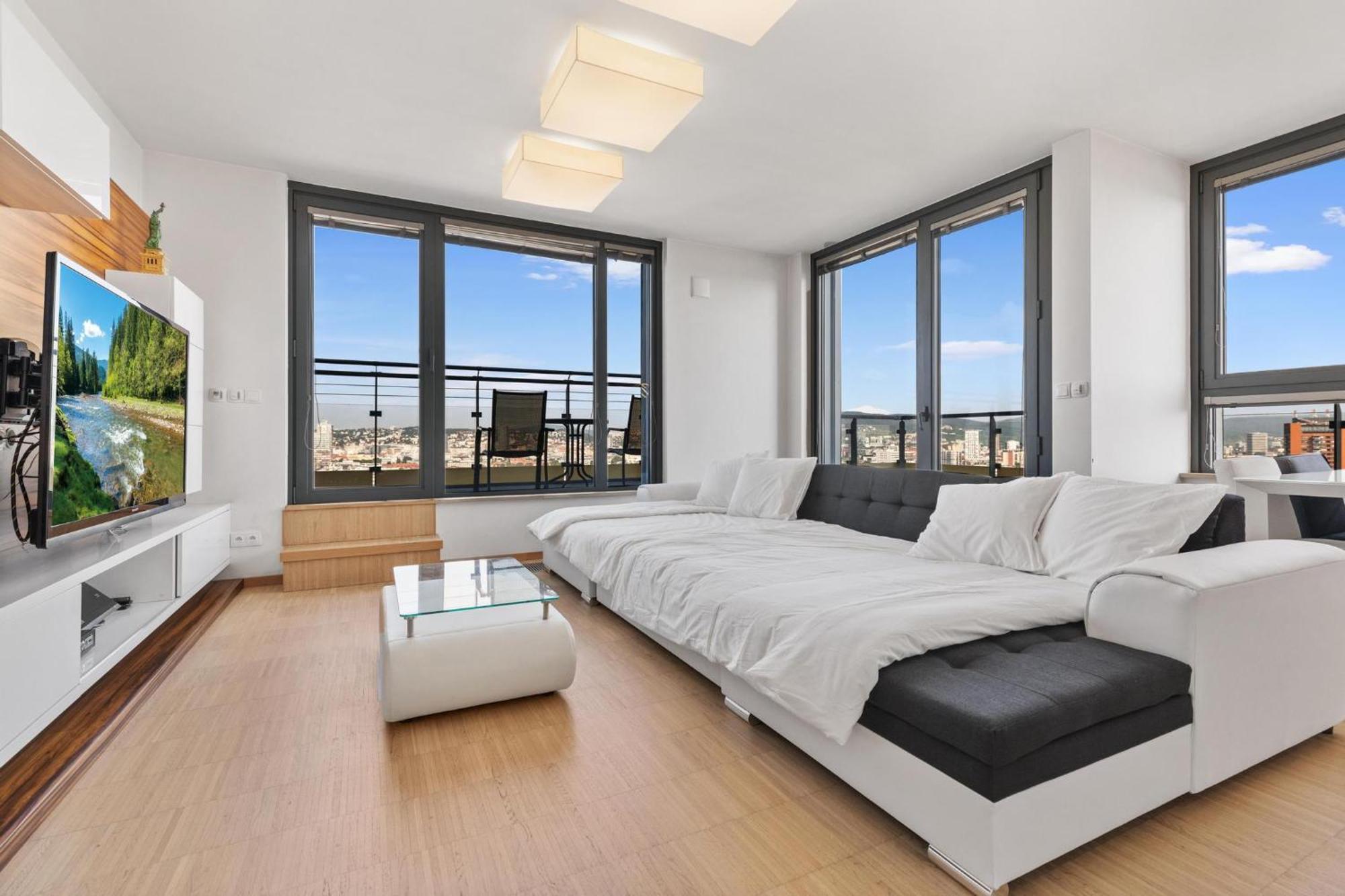 Sky Apartman In Bratislava - With 2 Parking Places Eksteriør bilde