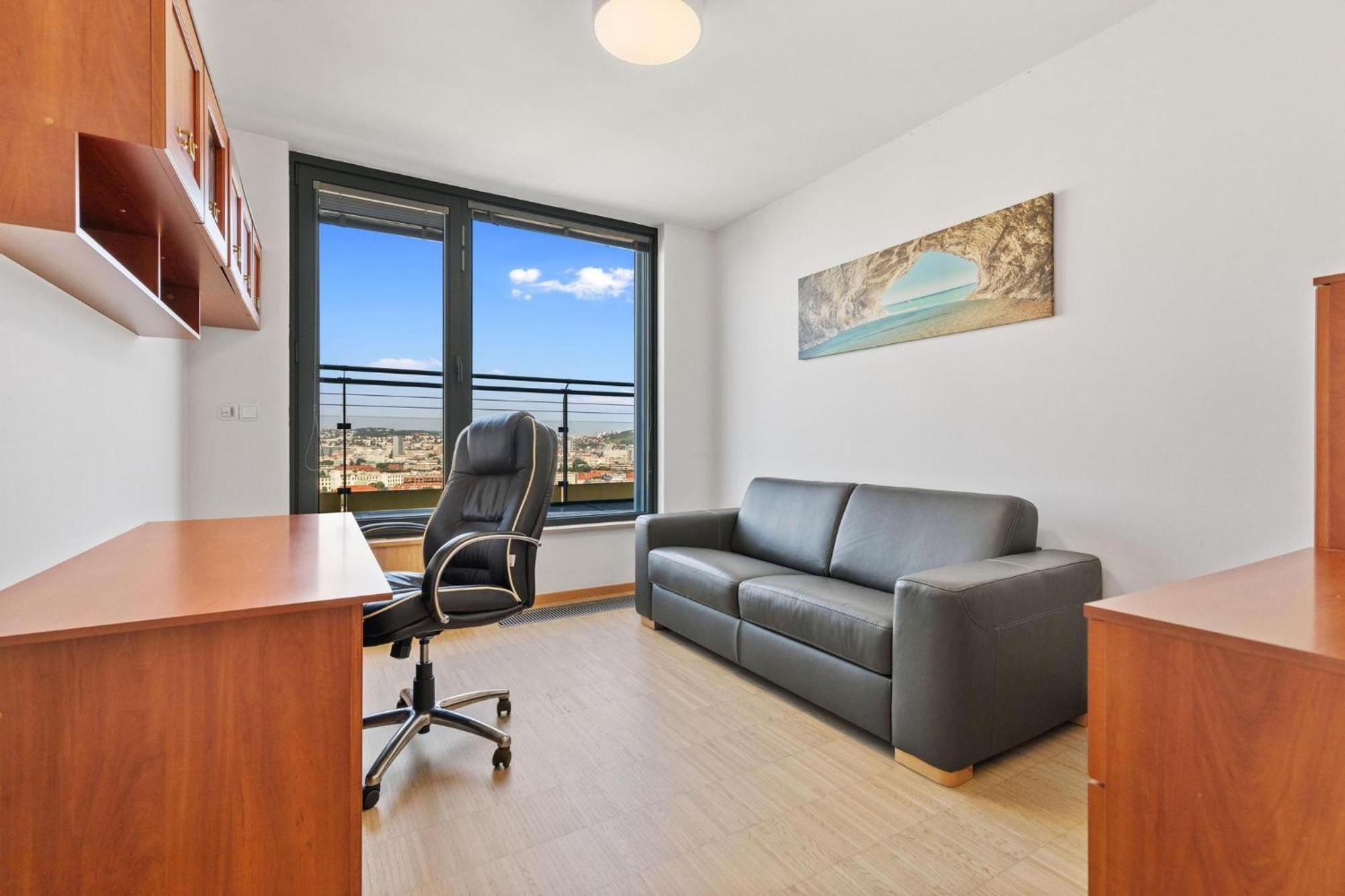 Sky Apartman In Bratislava - With 2 Parking Places Eksteriør bilde