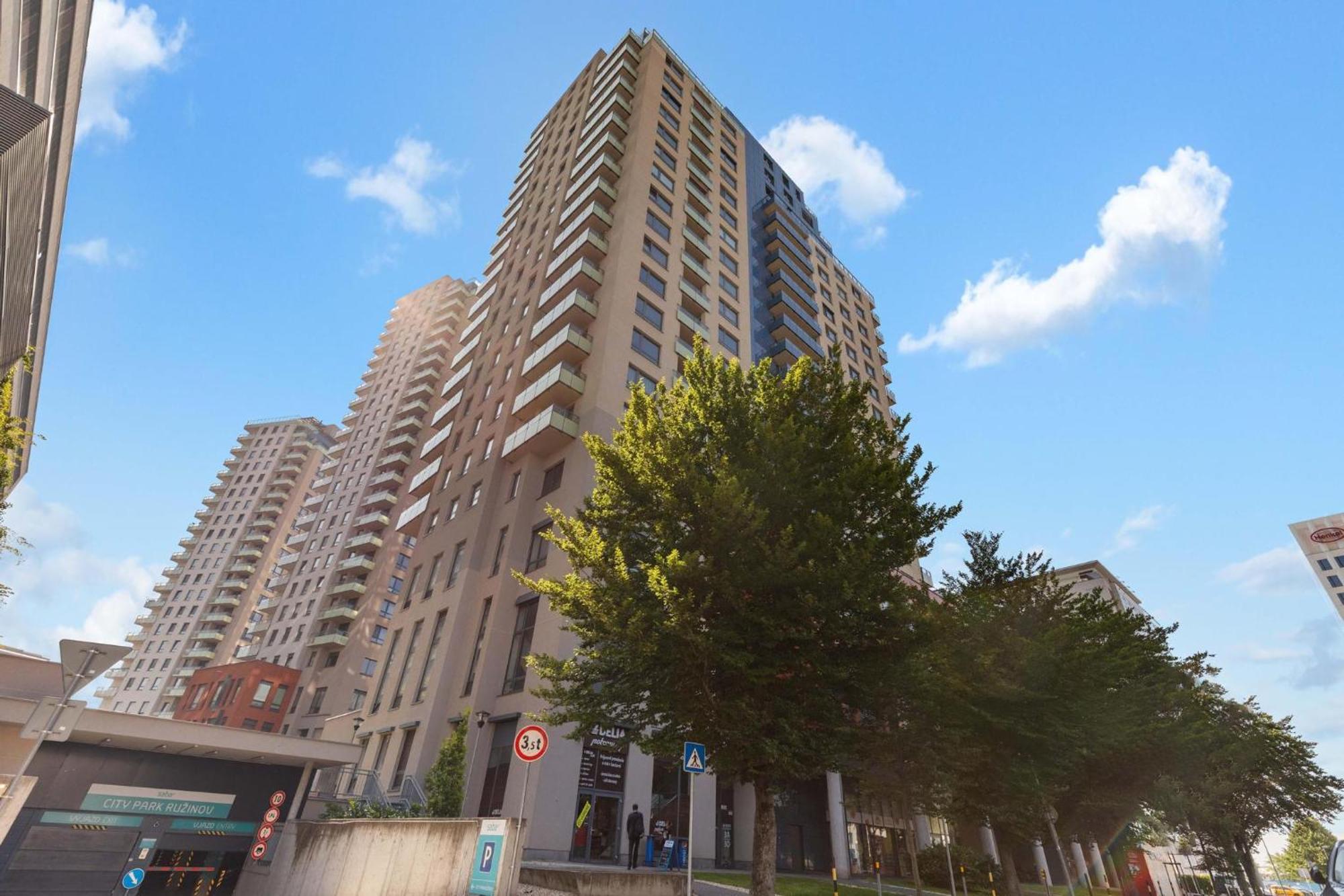 Sky Apartman In Bratislava - With 2 Parking Places Eksteriør bilde
